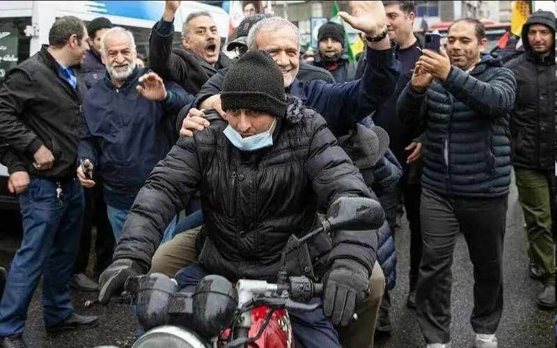 战火下的德黑兰游行;高层与民众并肩,传递何种信号。 新闻 战火下的德黑兰游行;高层与民众并肩,传递何种信号。 新闻