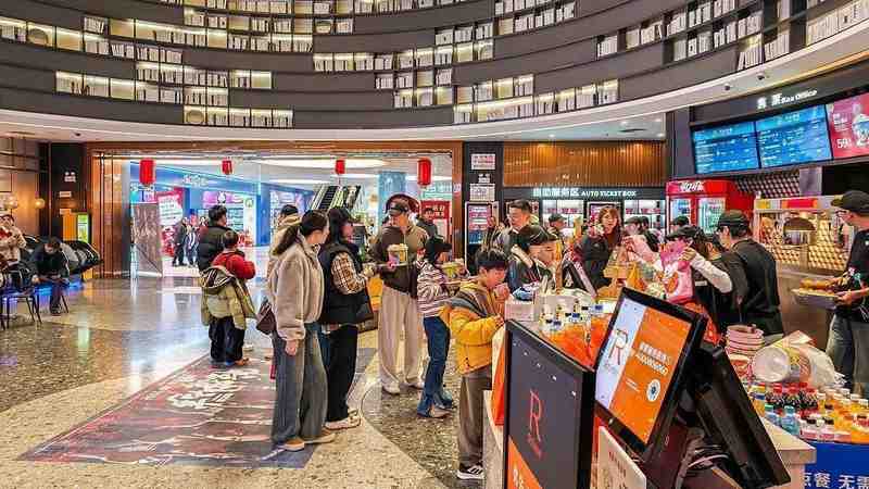  中国电影市场强势开局，年度票房已突破110亿元；全球领跑态势持续显现。 娱乐新闻