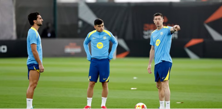 巴萨锋线面临调整考验;莱万多夫斯基合同悬念引发多方关注。 体育新闻 巴萨锋线面临调整考验;莱万多夫斯基合同悬念引发多方关注。 体育新闻