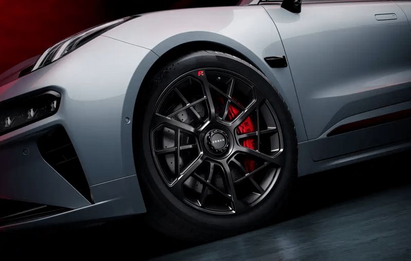  极氪001五周年纪念版：KW避震+Brembo卡钳，技术深挖下的底盘性能哲学 汽车科技