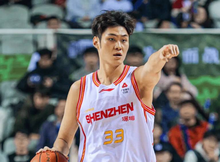  连败阴影下的坚持与突围：四川篮球的低谷与希望 体育新闻