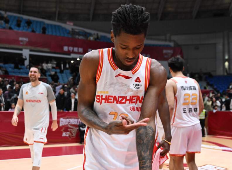  连败阴影下的坚持与突围：四川篮球的低谷与希望 体育新闻