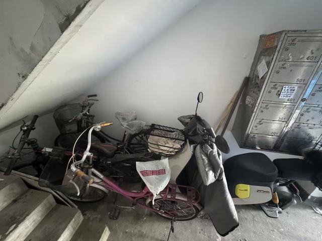  楼道杂物治理困境：技术瓶颈分析与系统性破局路径 房产家居