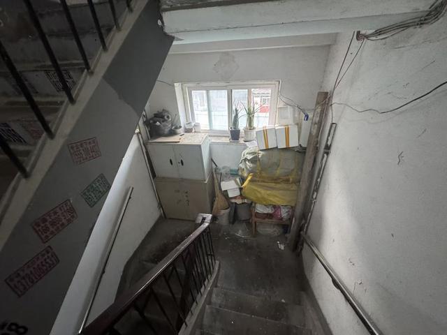  楼道杂物治理困境：技术瓶颈分析与系统性破局路径 房产家居